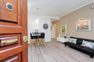 Ingresso e area living Victory Rooms Rome
